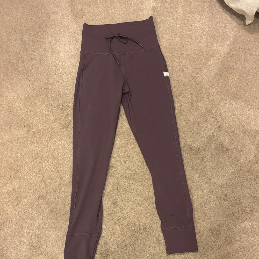 Vuori Kids Leggings in Plum